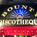 ナイトクラブ探訪、Bounty Discothequeで、でっかい哺乳瓶みたいなのに入ったアラックを飲む。の写真1