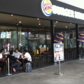 ングラライ国際空港の中にバーガーキングができてる！！！おまけに隣にはコールドストーンとスターバックスも！の写真1