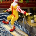 クタビーチのマクドナルドはドナルドもサーファーの写真1